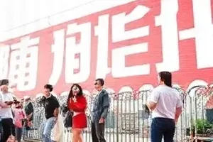 同款外套袖口缝线的细节放大