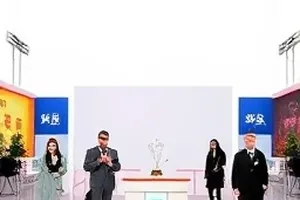 剪辑台上两台监视器的画面角度差示意