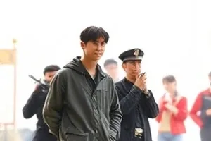 三份声明稿件并排摊开的删改痕迹